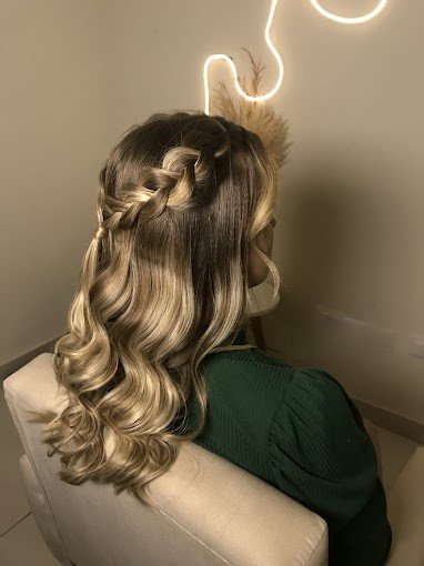 Penteado semi preso com trança lateral e ondas marcadas, perfeito para noiva ou formanda em Londrina