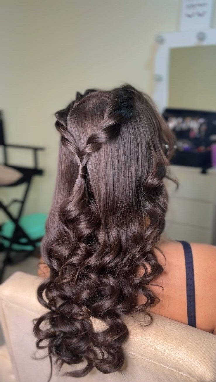 Penteado semi preso com torcidinho e cachos definidos, opção elegante para madrinha de casamento em Londrina