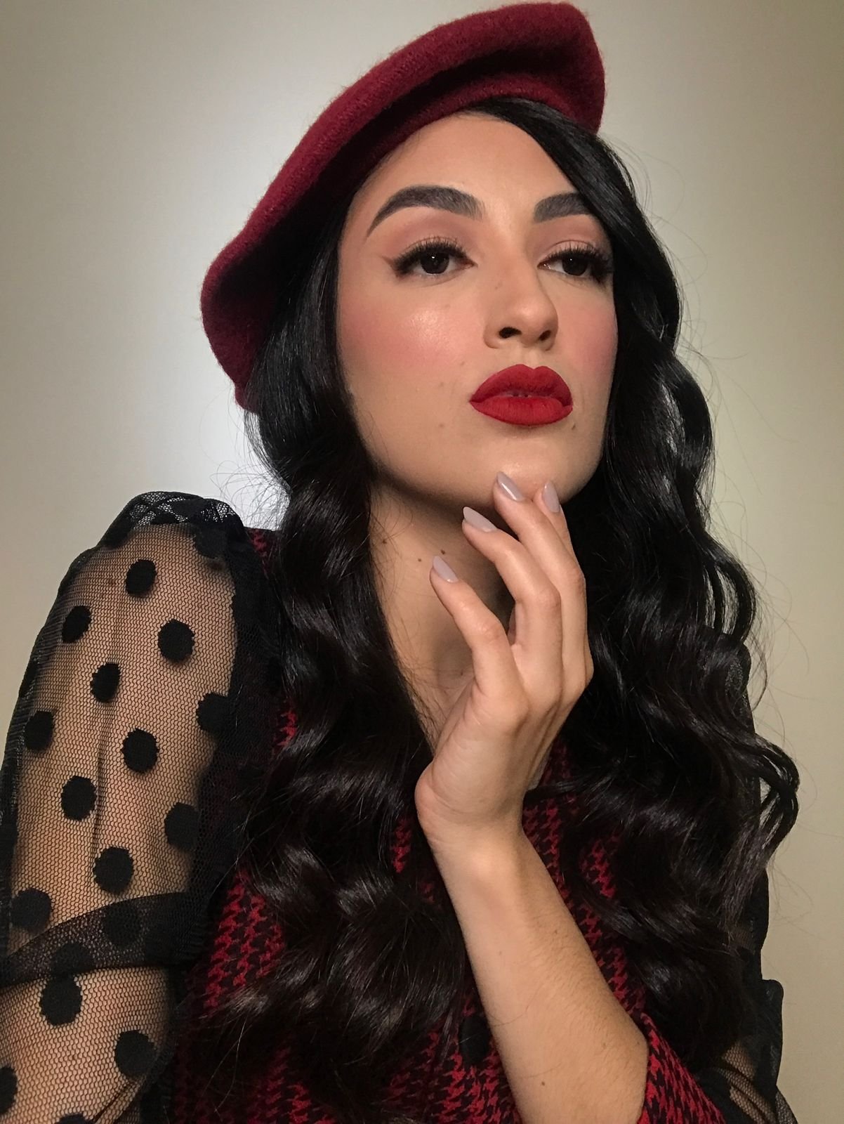 Cabelo longo escuro, batom vermelho. Maquiadora Londrina